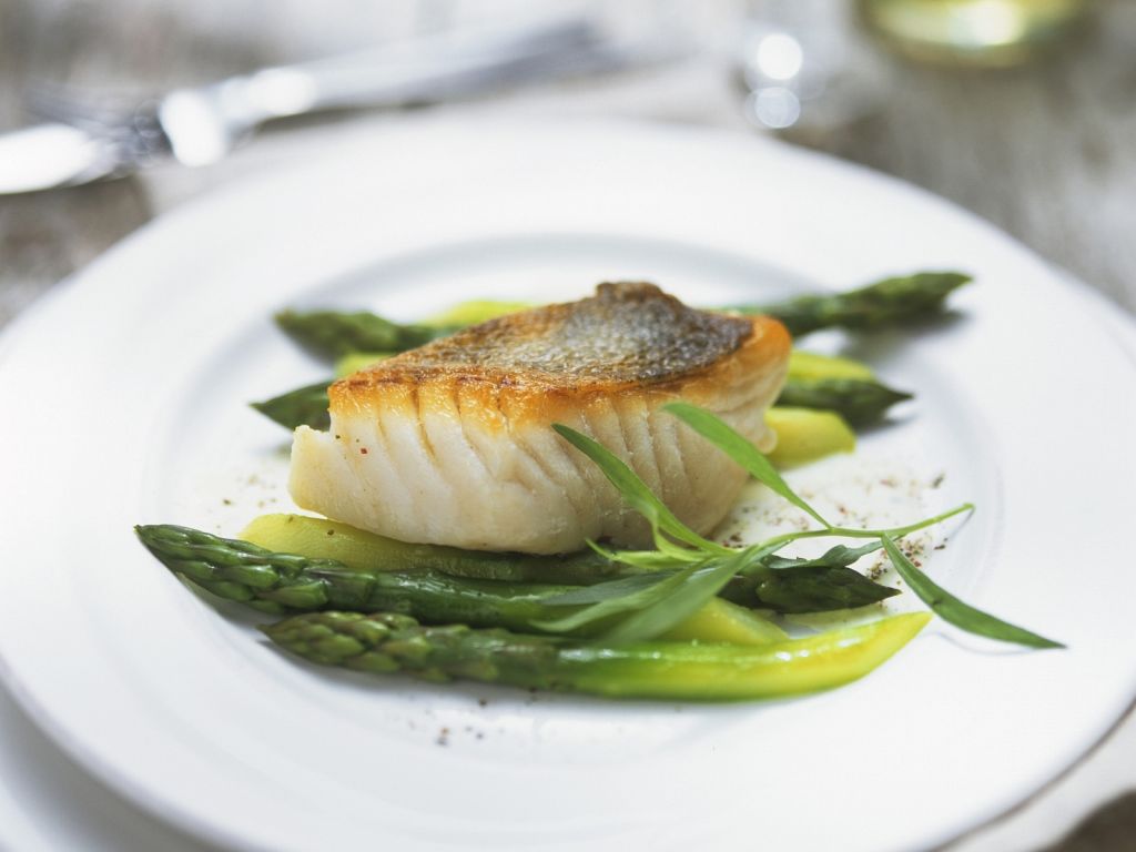 Gebratener Zander mit grünem Spargel und Champaganersoße Rezept | EAT ... Gebratener Zander mit grünem Spargel und Champaganersoße Rezept | EAT ...