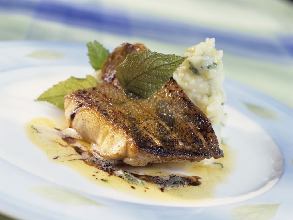 Gebratenes Zanderfilet mit Salbei-Kartoffelbrei Rezept | EAT SMARTER