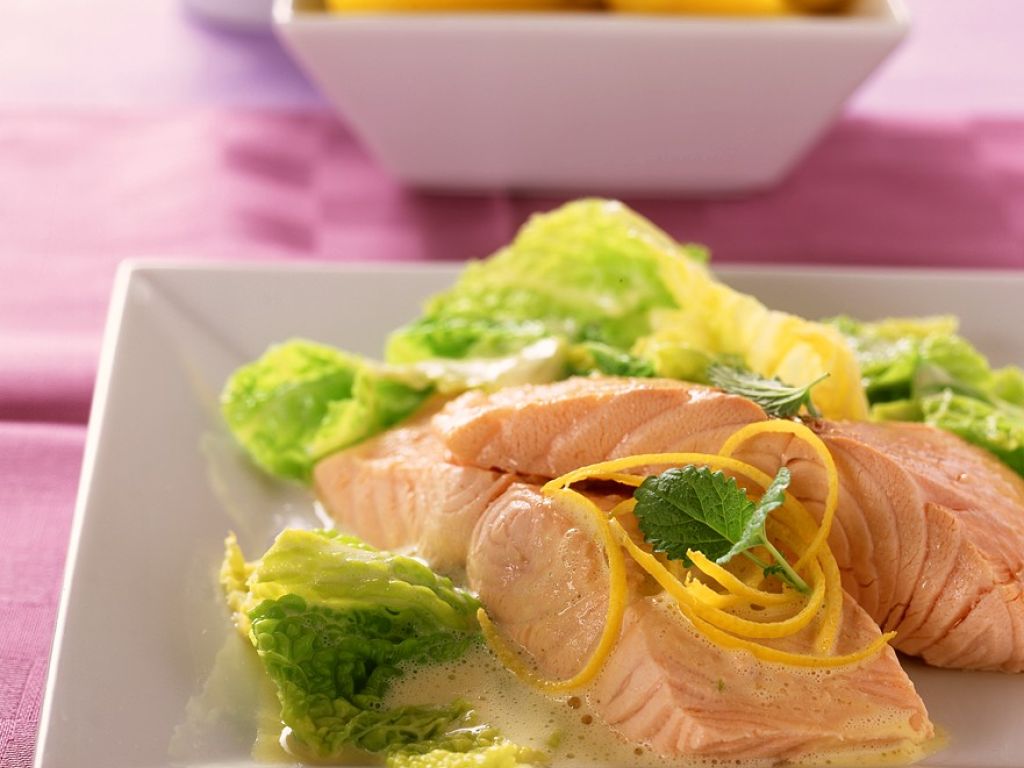 Gedämpfter Lachs mit Wirsinggemüse Rezept | EAT SMARTER Gedämpfter Lachs mit Wirsinggemüse Rezept | EAT SMARTER