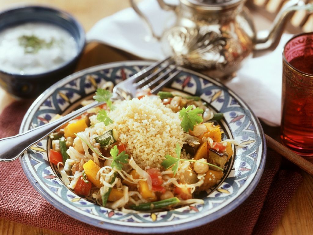 Gedünstetes Gemüse mit Couscous Rezept | EAT SMARTER