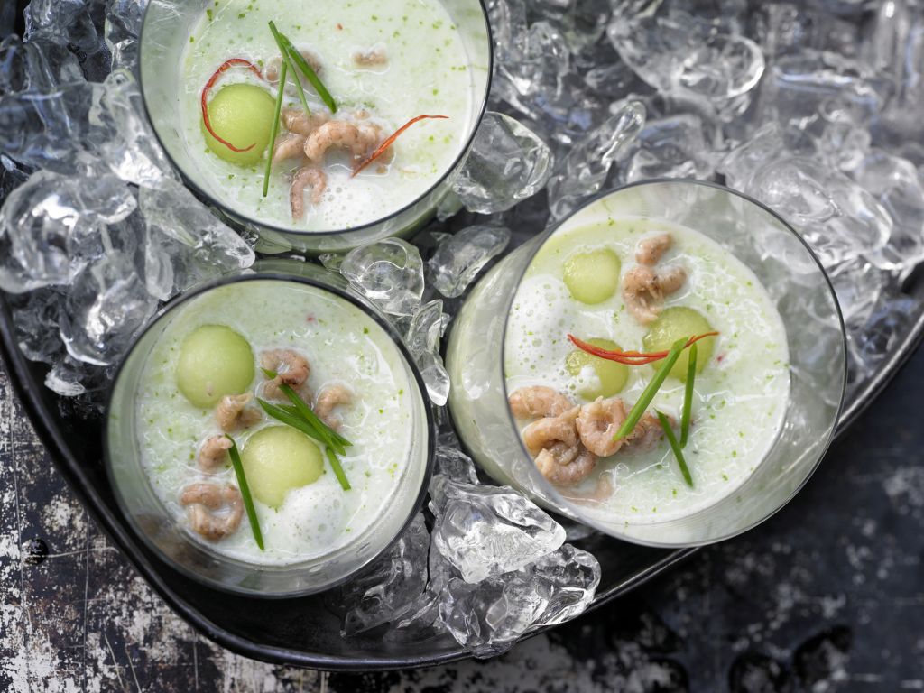 Geeiste Melonen-Gurken-Suppe Rezept | EAT SMARTER