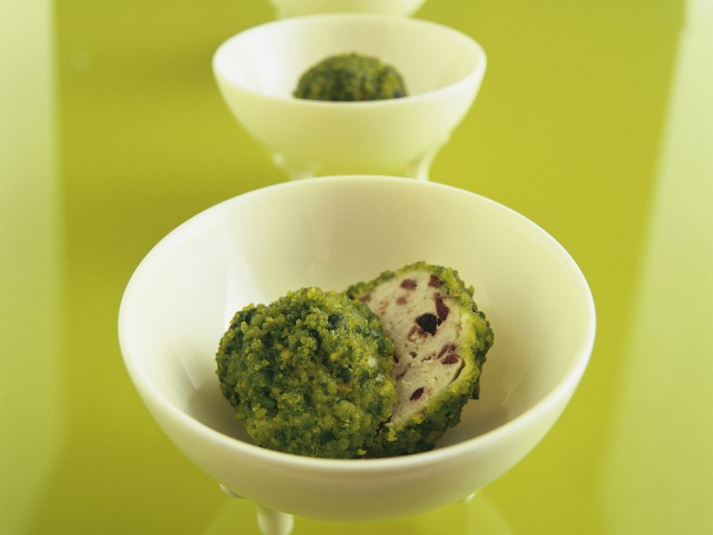 Geflügel-Oliven Bällchen in Pistazienhülle Rezept | EAT SMARTER