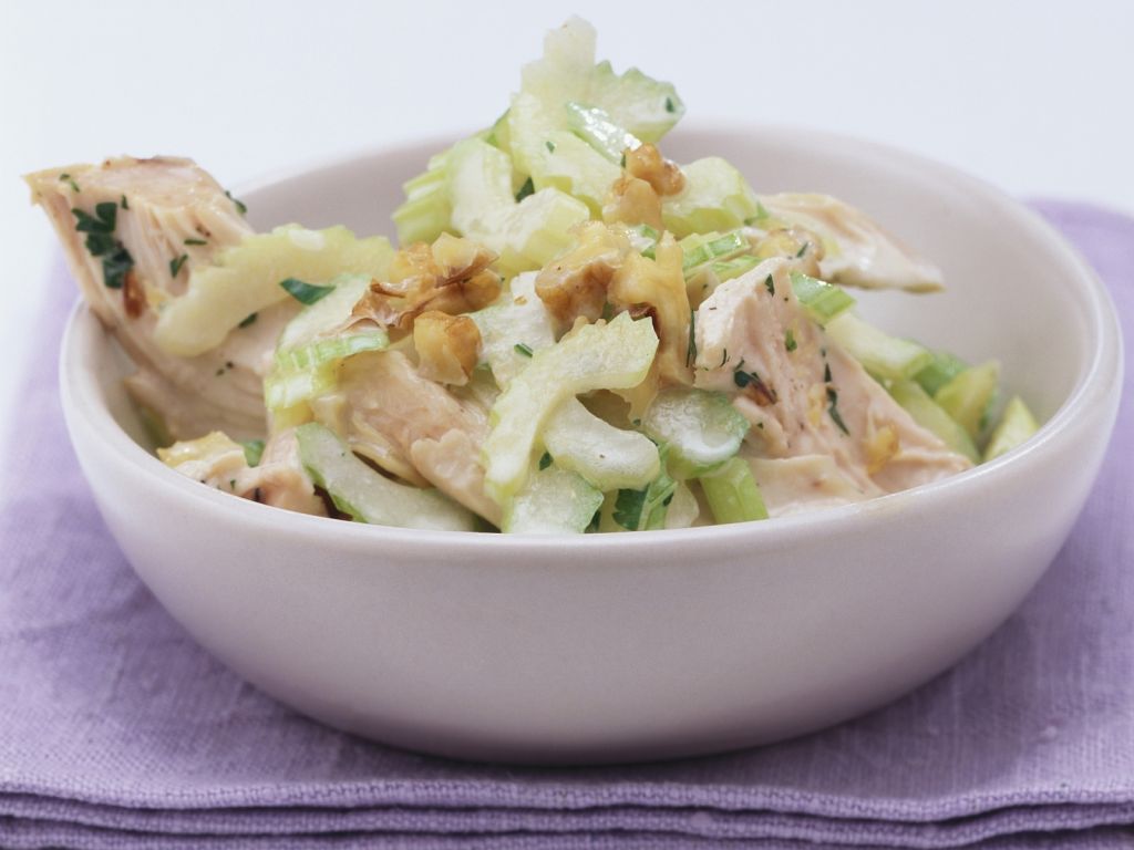 Geflügelsalat mit Stangensellerie und Walnüssen Rezept | EAT SMARTER