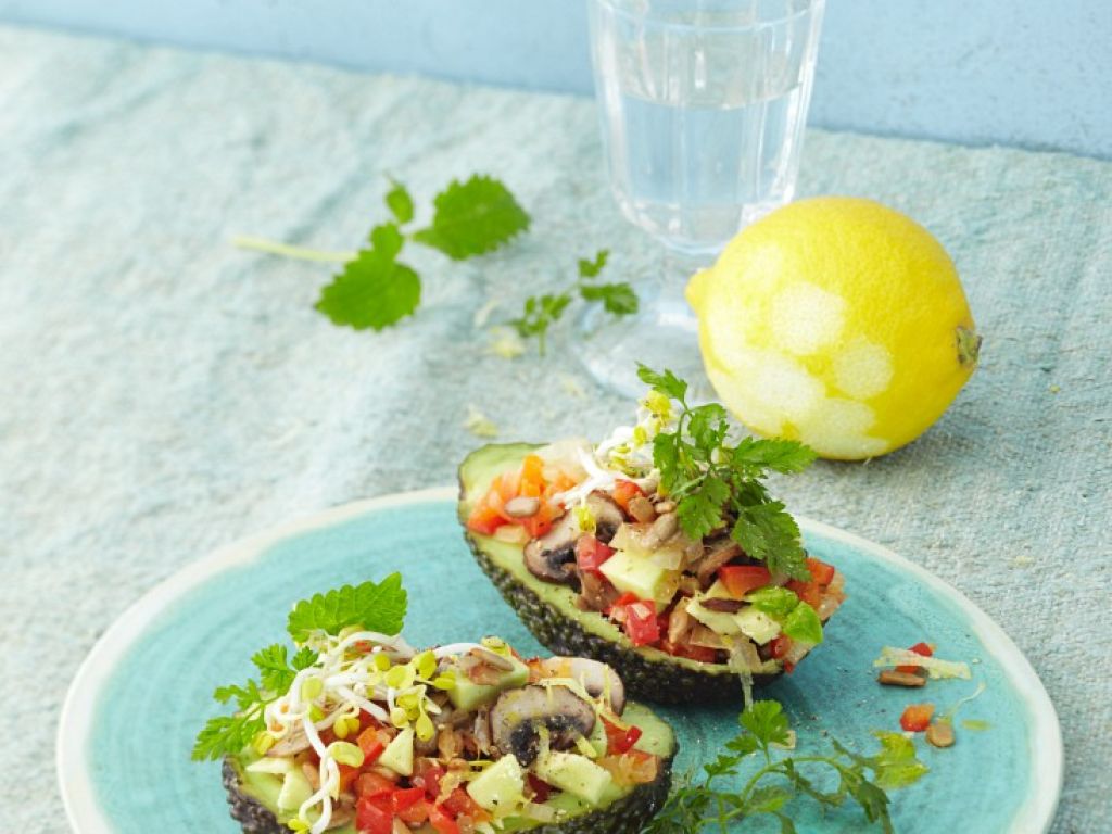 Gefüllte Avocado mit Tomaten, Gurke und Pilzen Rezept | EAT SMARTER