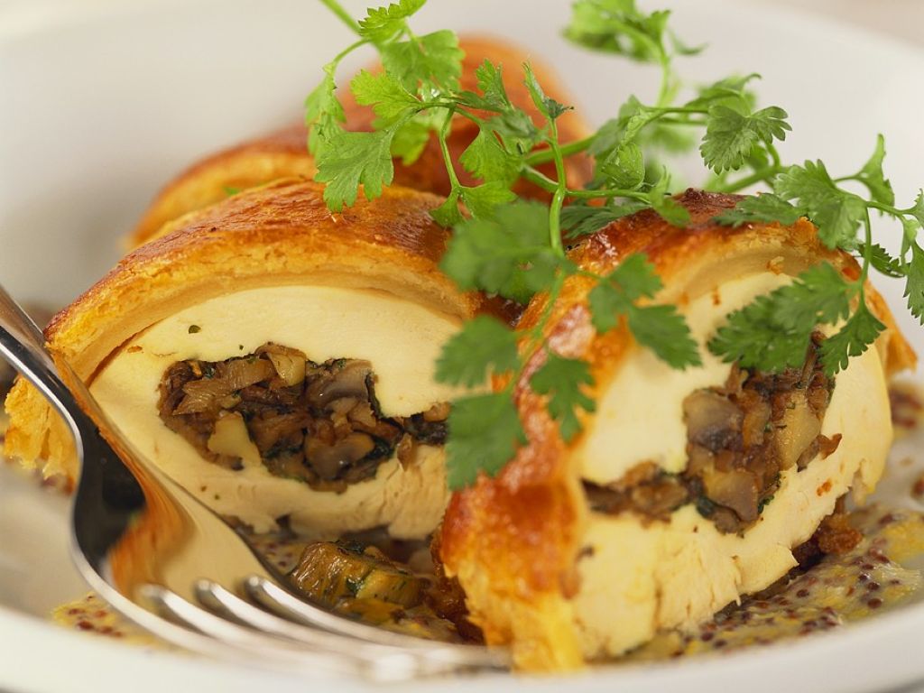 Gefüllte Hähnchenbrust im Blätterteigmantel Rezept | EAT SMARTER