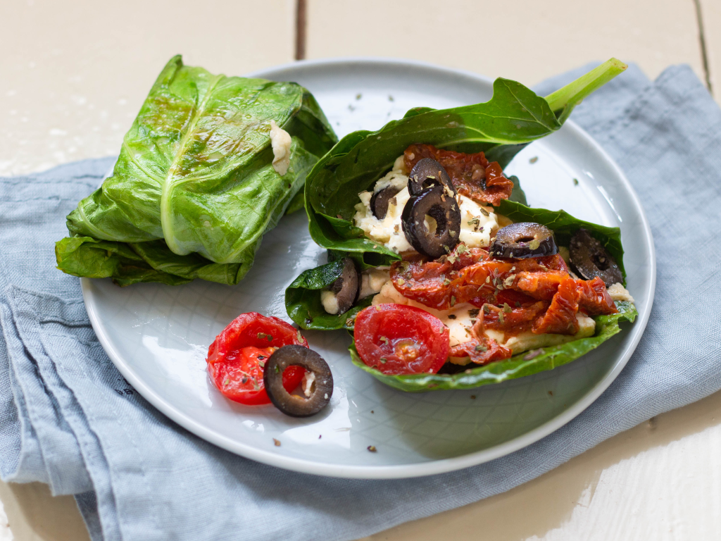 Gefüllte Kohlrabiblätter mit Feta und Tomaten Rezept | EAT SMARTER