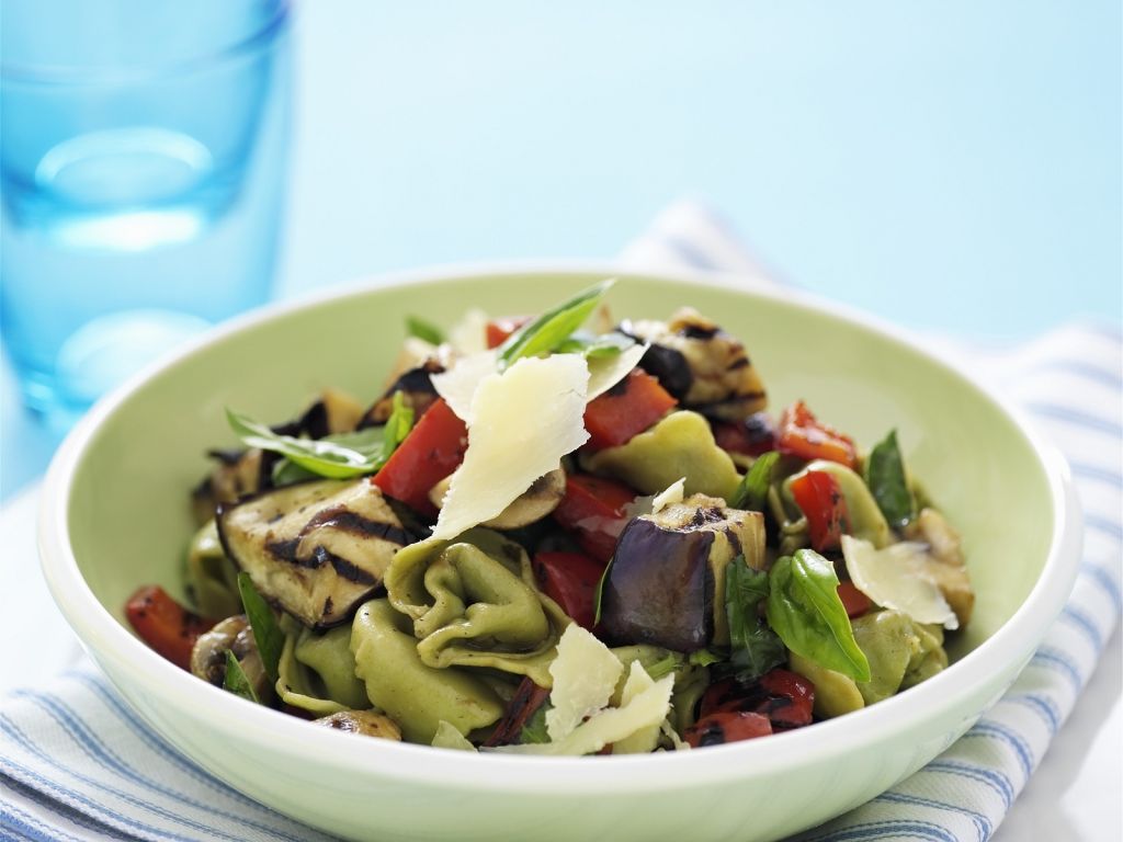 Gefüllte Nudeln mit Gemüse und Parmesan Rezept | EAT SMARTER
