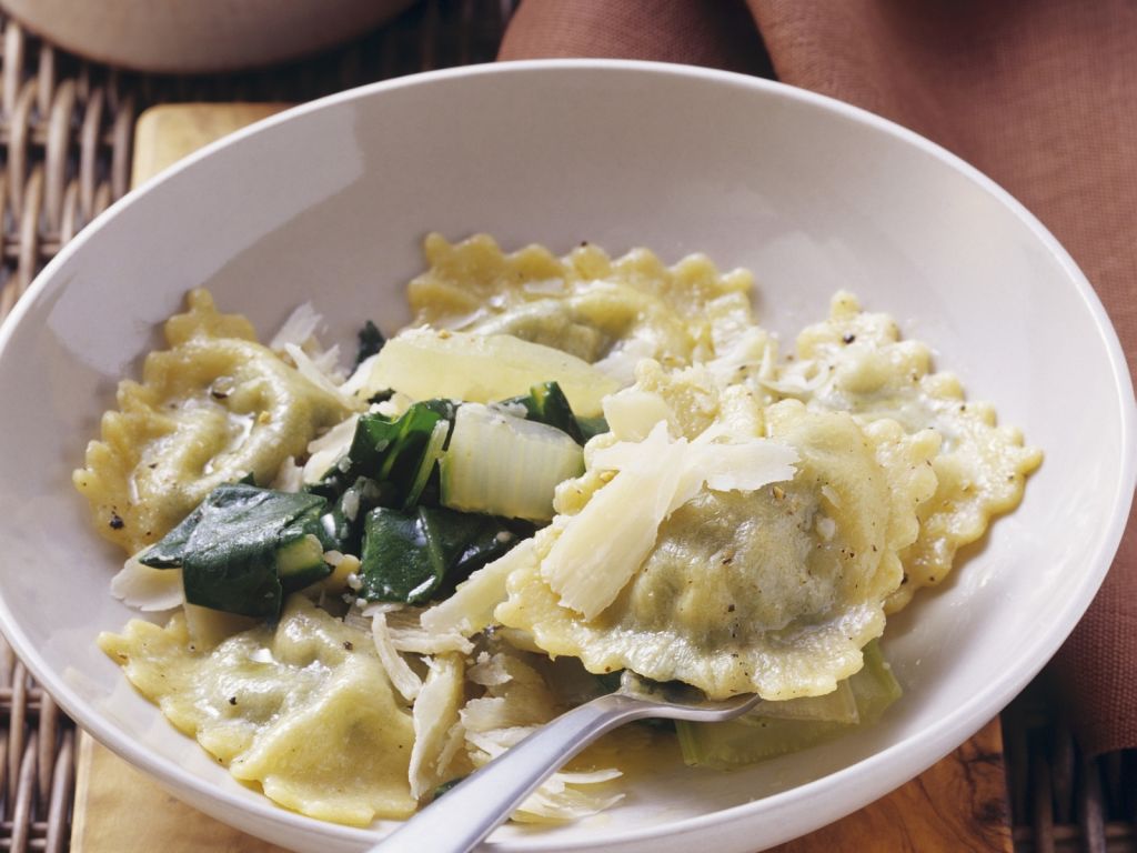 Gefüllte Nudeln mit Mangold und Quark in zerlassener Butter Rezept ...