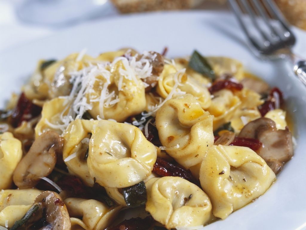 Gefüllte Nudeln mit Pilzsoße Rezept | EAT SMARTER