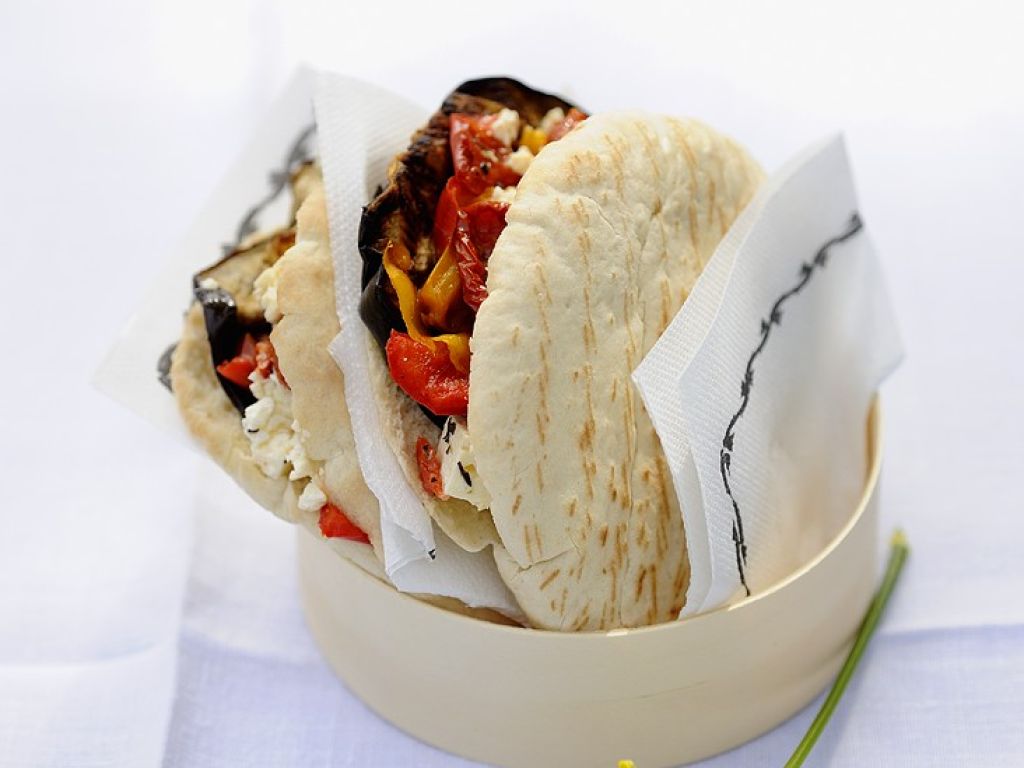 Gefüllte Pitabrote mit Gemüse vom Grill und Feta Rezept | EAT SMARTER