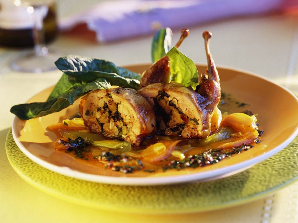 Gefüllte Wachteln mit Soße Rezept | EAT SMARTER