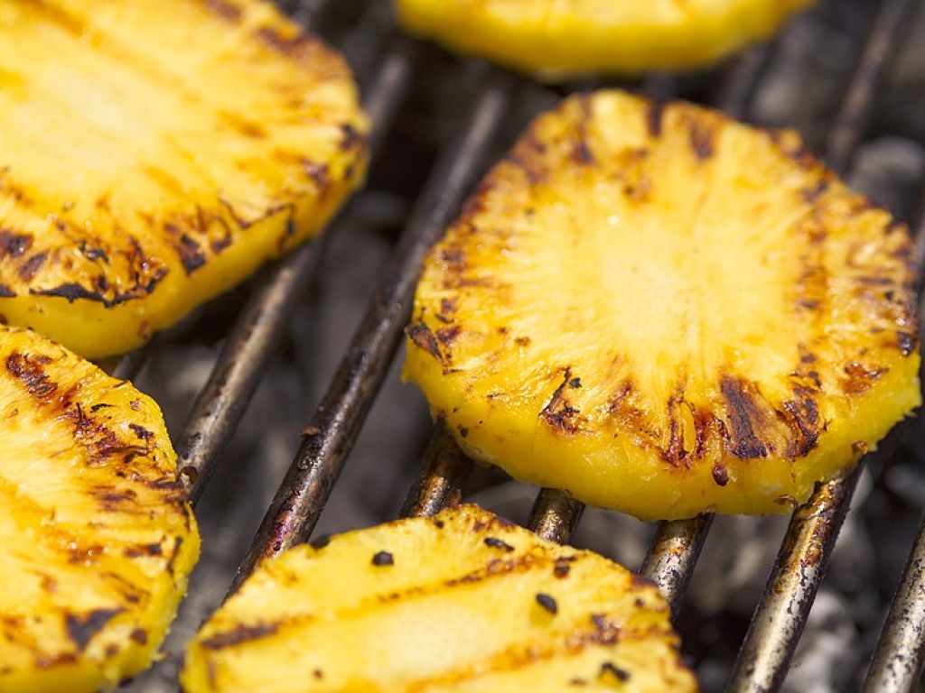 Gegrillte Ananas mit Rum Rezept | EAT SMARTER