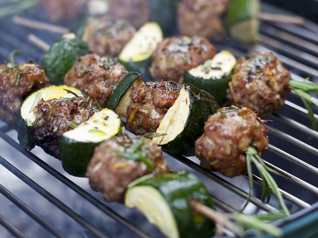 Gegrillte Fleischbällchenspieße mit Zucchini Rezept | EAT SMARTER