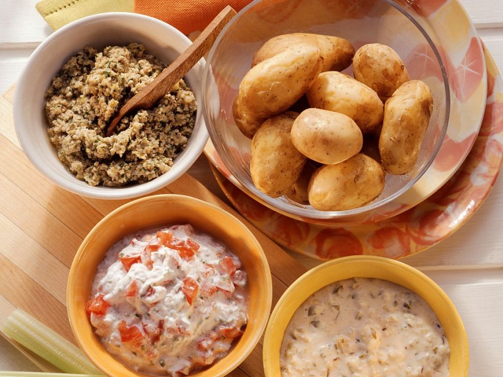 Gekochte Kartoffeln mit dreierlei Saucen Rezept | EAT SMARTER