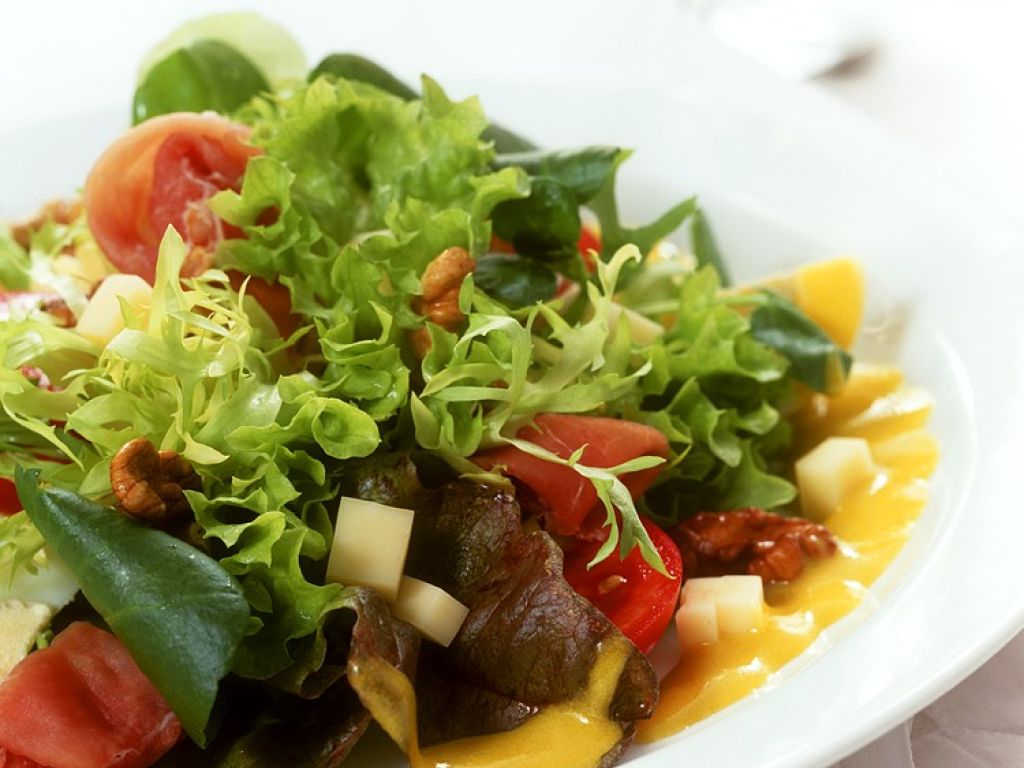 Gemischter Blattsalat mit Senfdressing Rezept | EAT SMARTER