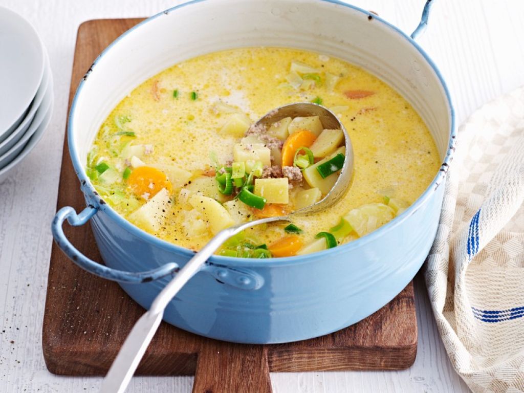 Gemüse-Hackfleisch-Suppe Rezept | EAT SMARTER