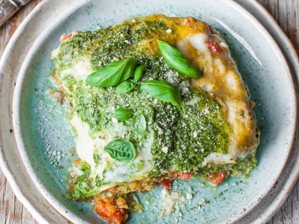 Gemüse-Lasagne gefüllt mit Spinat-Basilikum-Pesto Rezept | EAT SMARTER