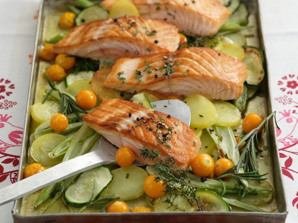Gemüse mit Lachs aus dem Ofen Rezept | EAT SMARTER Gemüse mit Lachs aus dem Ofen Rezept | EAT SMARTER