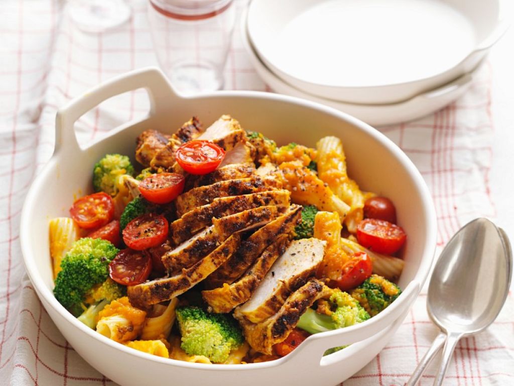 Gemüse-Pasta mit würzigem Hähnchen Rezept | EAT SMARTER
