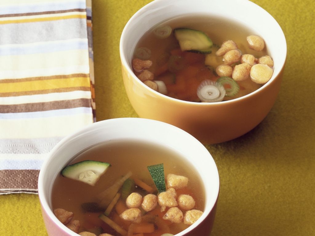 Gemüsebrühe mit Einlage Rezept | EAT SMARTER