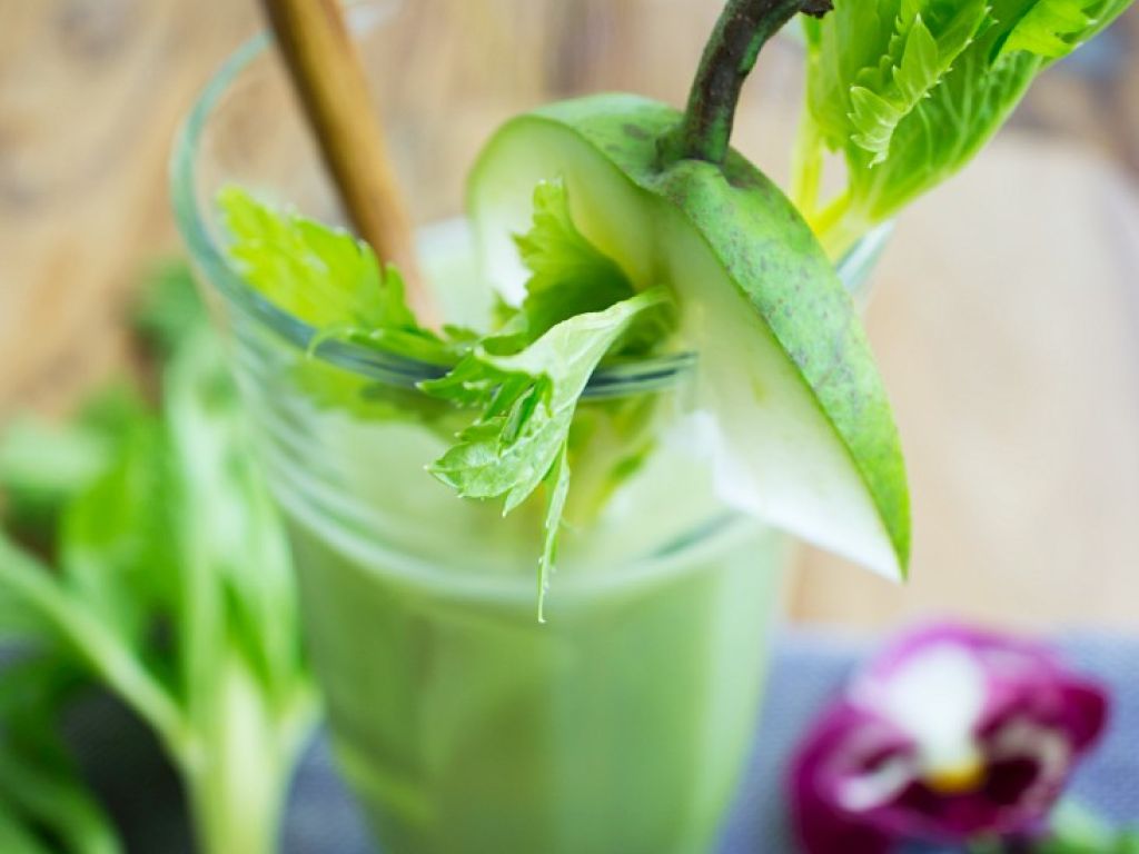 Gemüsesaft mit Früchten Rezept | EAT SMARTER