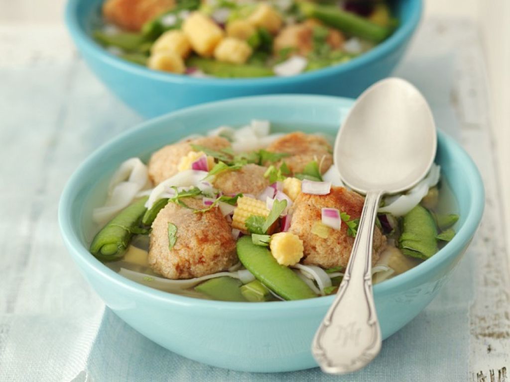 Gemüsesuppe mit Nudeln und Fleischbällchen Rezept | EAT SMARTER