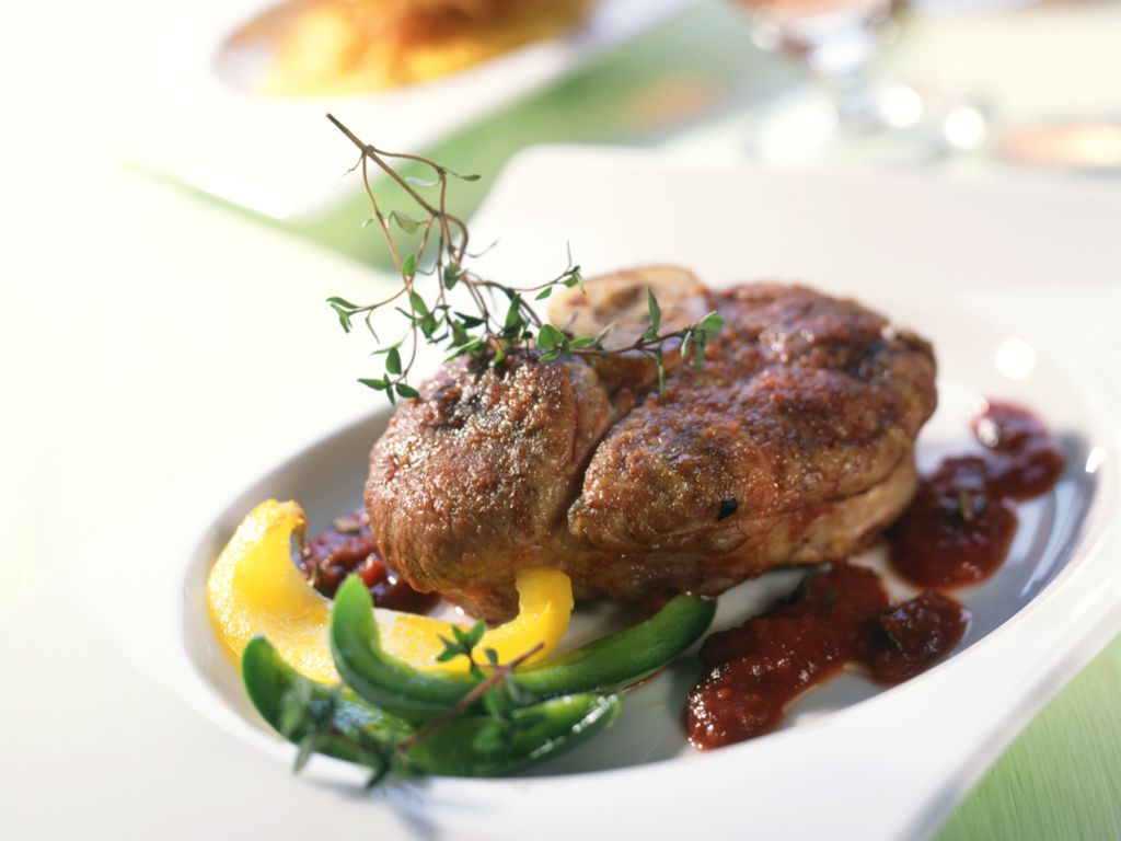 Geschmorte Kalbshaxe Rezept | EAT SMARTER