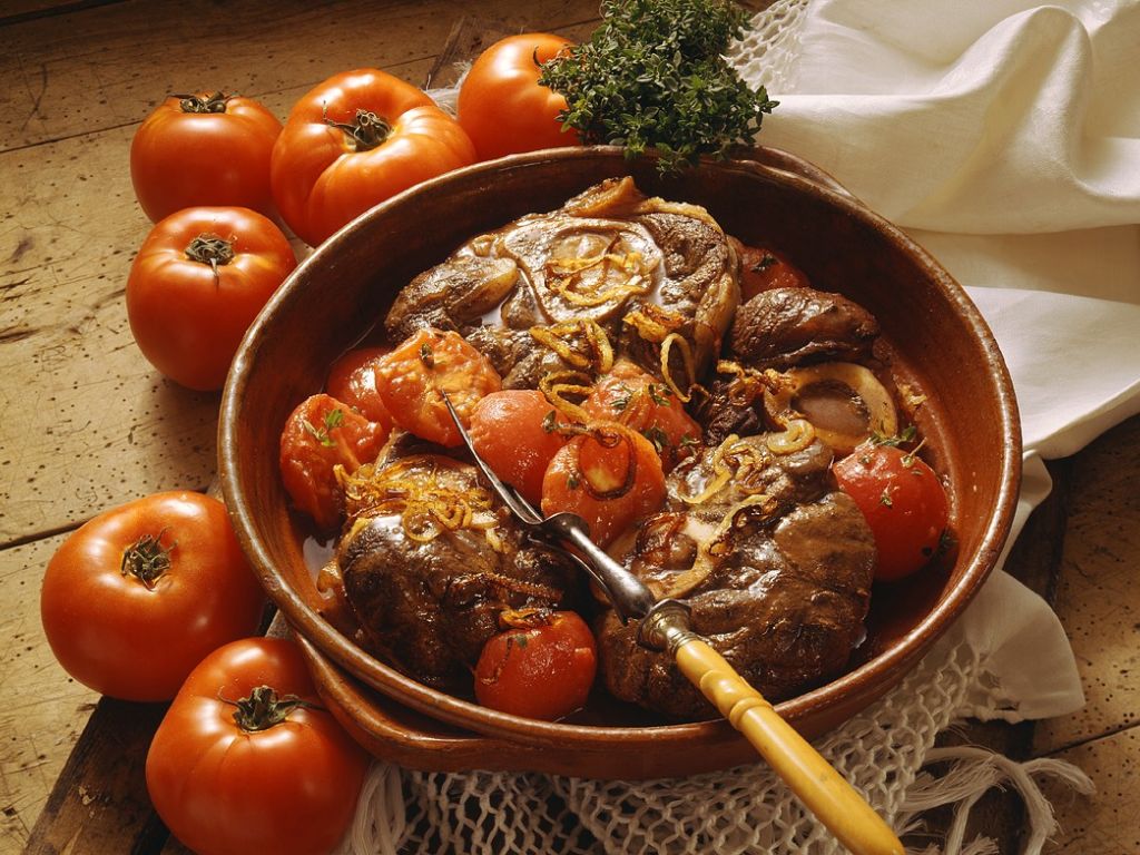 Geschmorte Kalbshaxe (Ossobuco) Rezept | EAT SMARTER