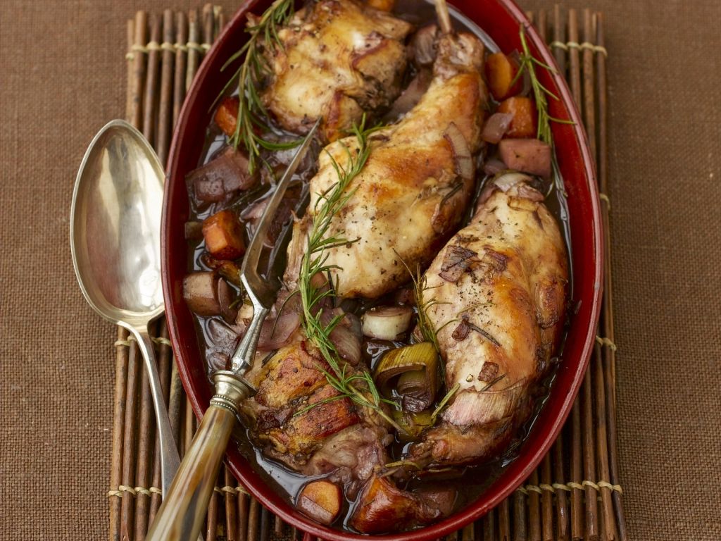 Geschmortes Kaninchen mit Rotwein Rezept | EAT SMARTER
