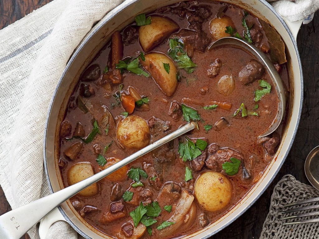 Geschmortes Rindfleisch in Rotweinsoße (Boeuf Bourguignon) Rezept EAT SMARTER