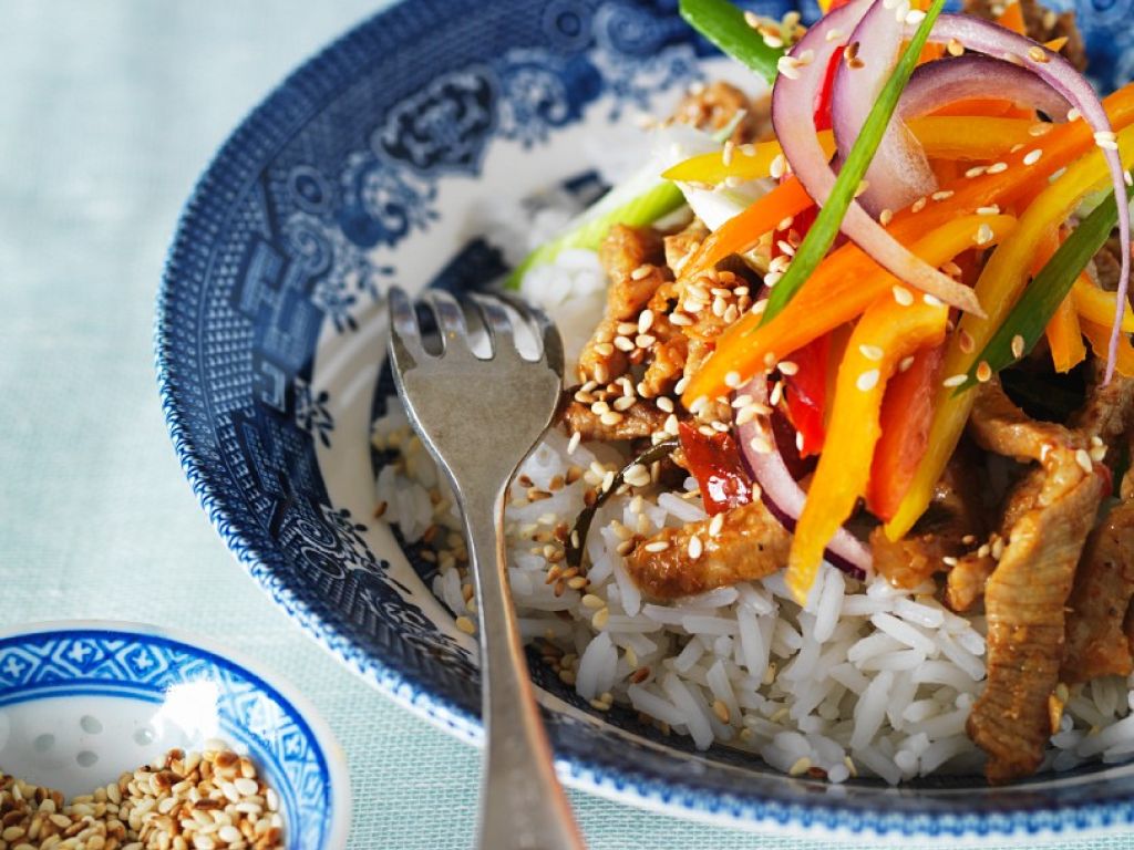 Geschnetzeltes vom Schwein mit Gemüse und Reis (Thailand) Rezept | EAT ...