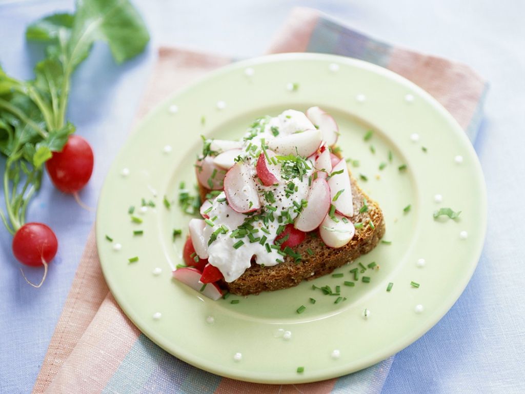 Gesundes Brot mit Frischkäse und Radieschen Rezept | EAT SMARTER