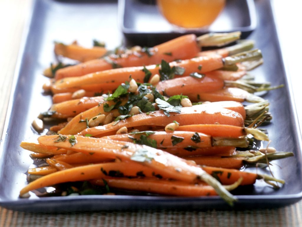 Glasierte Karotten mit Pinienkernen Rezept | EAT SMARTER