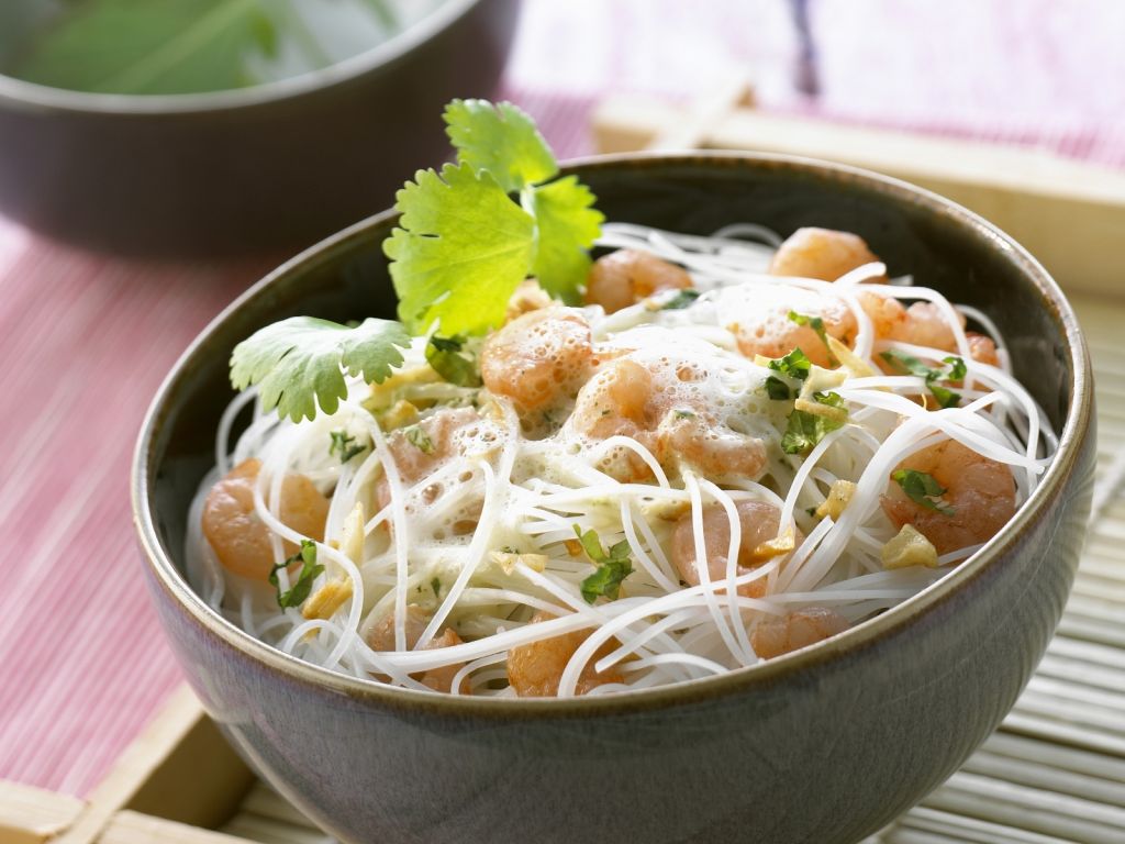 Glasnudeln mit Kokosschaumsoße und Scampi