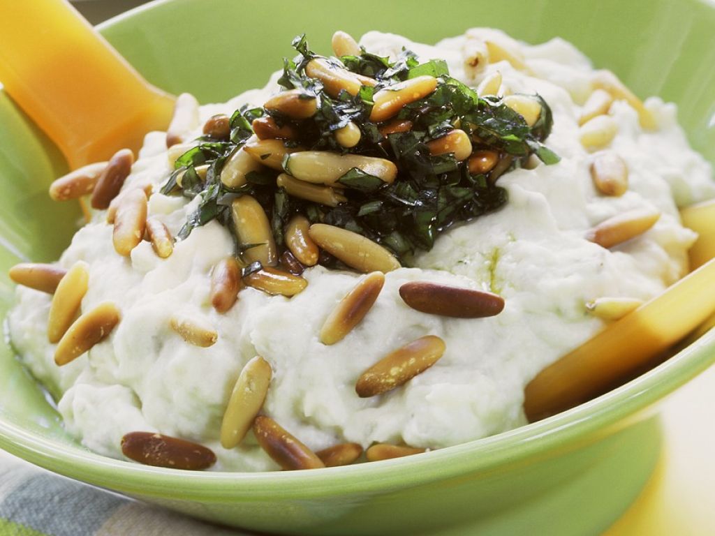 Gorgonzola-Bärlauch-Creme mit Pinienkernen Rezept | EAT SMARTER