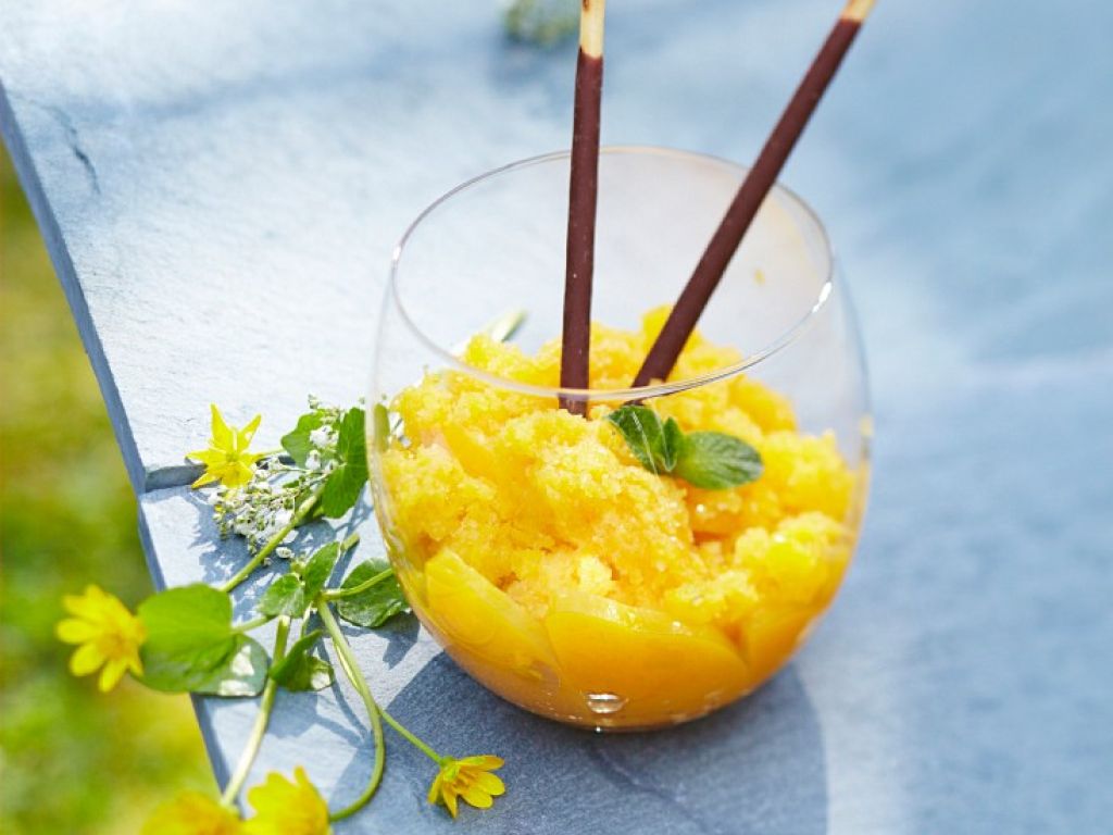 Granité mit frischen Pfirsichen Rezept | EAT SMARTER
