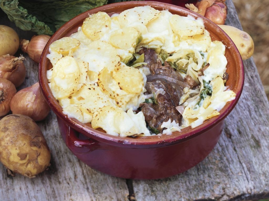 Gratin mit Fleisch, Kohl und Kartoffelhaube Rezept | EAT SMARTER Gratin mit Fleisch, Kohl und Kartoffelhaube Rezept | EAT SMARTER
