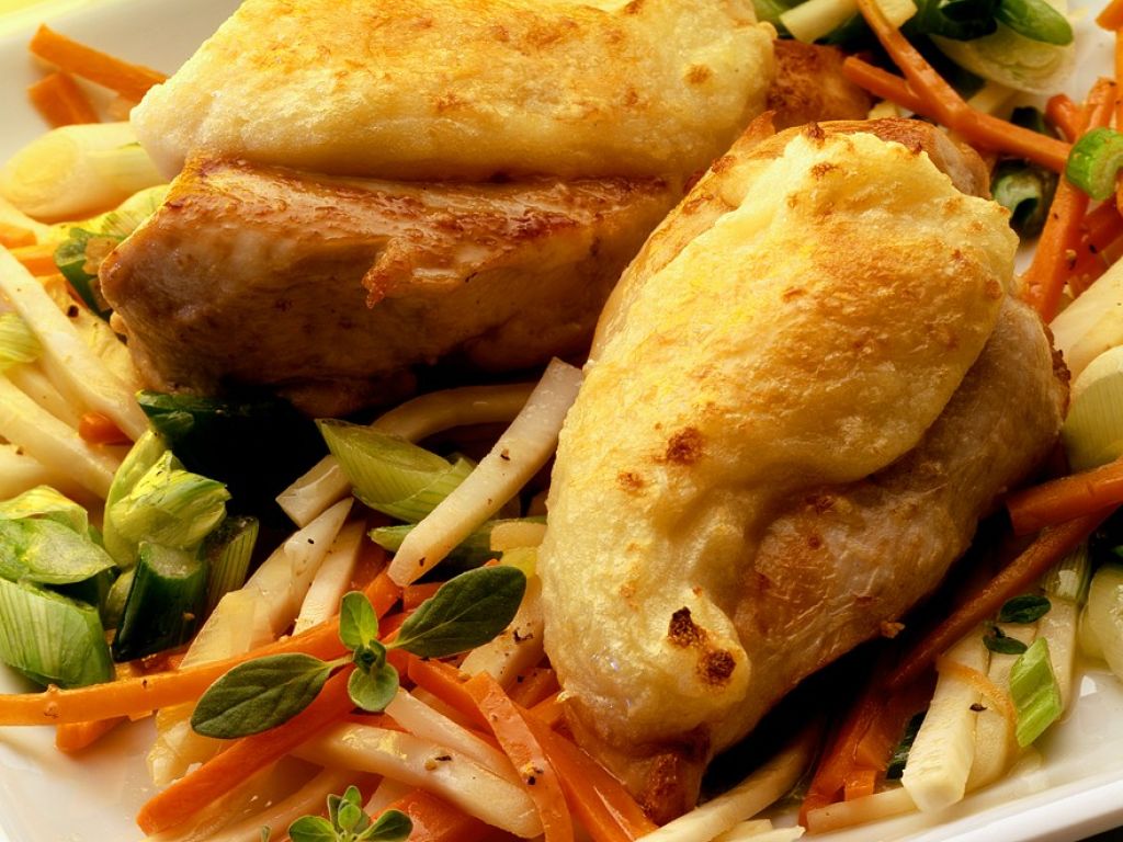 Gratinierte Hähnchenbrust auf Gemüse Rezept | EAT SMARTER