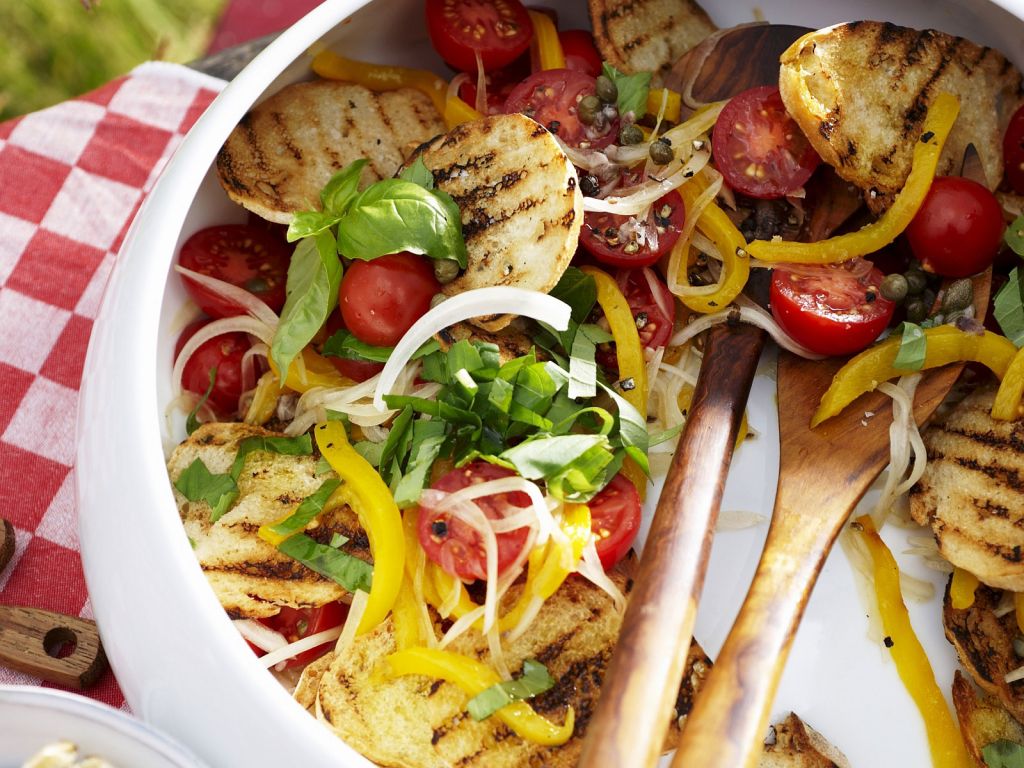 Griechischer Brotsalat Rezept | EAT SMARTER