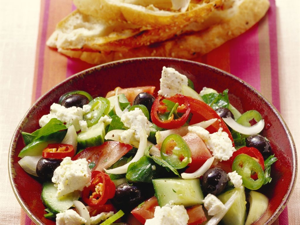 Griechischer Salat mit Fladenbrot Rezept EAT SMARTER