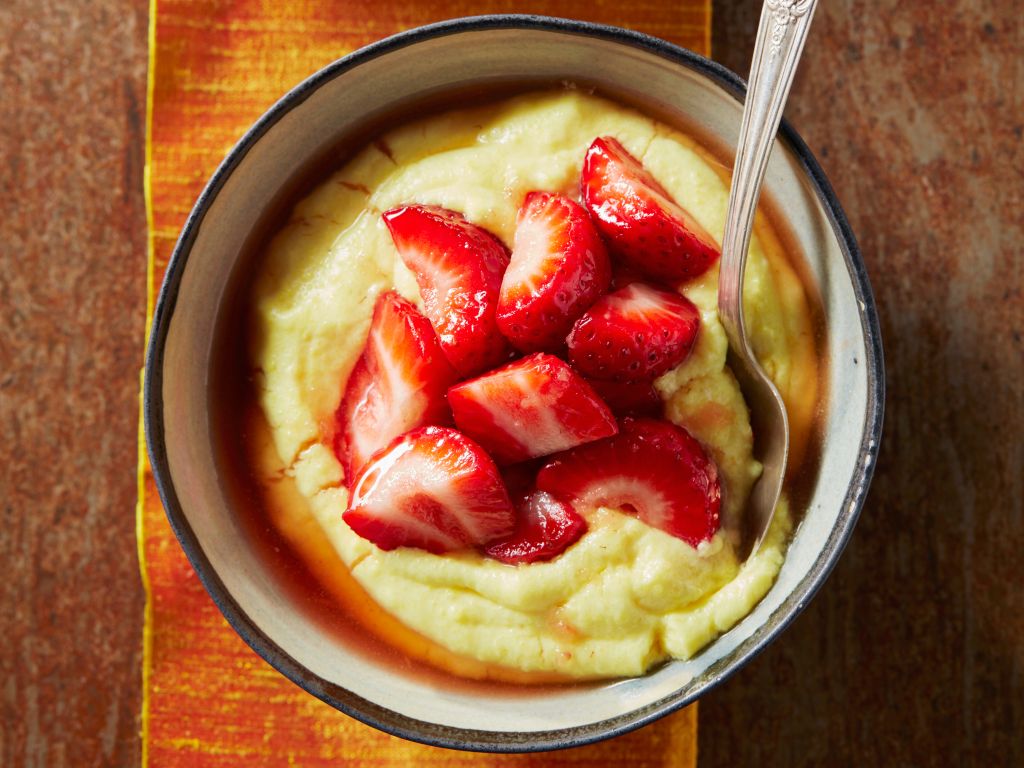 Grießbrei mit Erdbeeren Rezept | EAT SMARTER