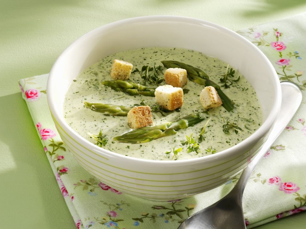 Grüne Spargelsuppe mit Kräutern Rezept | EAT SMARTER Grüne Spargelsuppe mit Kräutern Rezept | EAT SMARTER