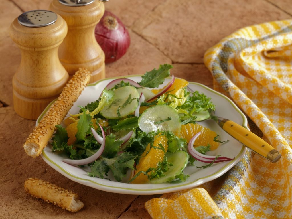 Grüner Salat mit Orangen, Zwiebeln und Gurken Rezept | EAT SMARTER