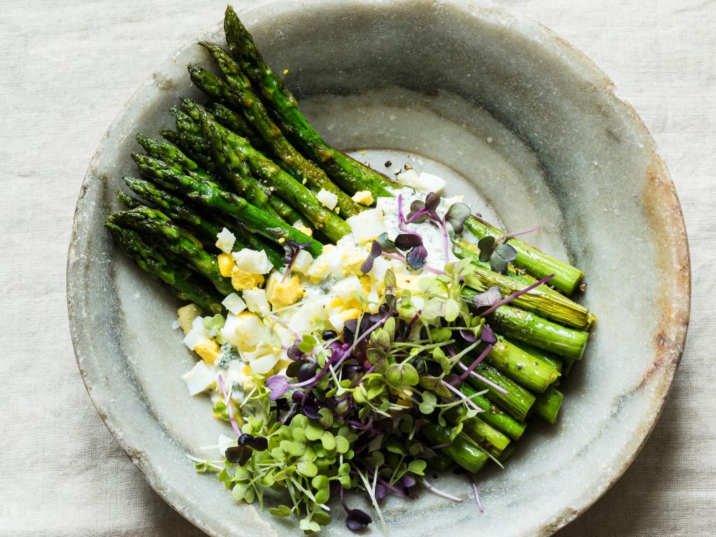 Grüner Spargel mit Ei und Kresse-Topping Rezept | EAT SMARTER