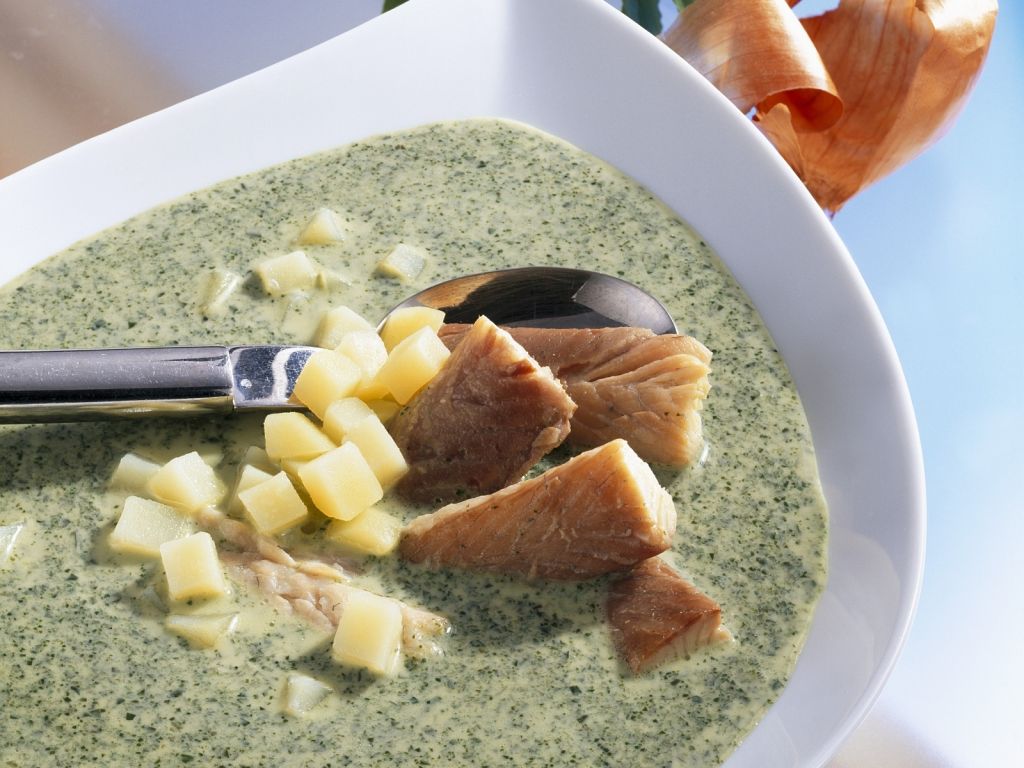 Grünkohlsuppe mit Räucheraal und Kartoffeln Rezept | EAT SMARTER