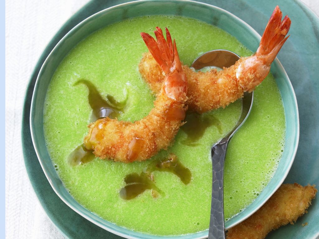 Gurken-Wasabi-Kaltschale mit gebackenen Garnelen Rezept | EAT SMARTER