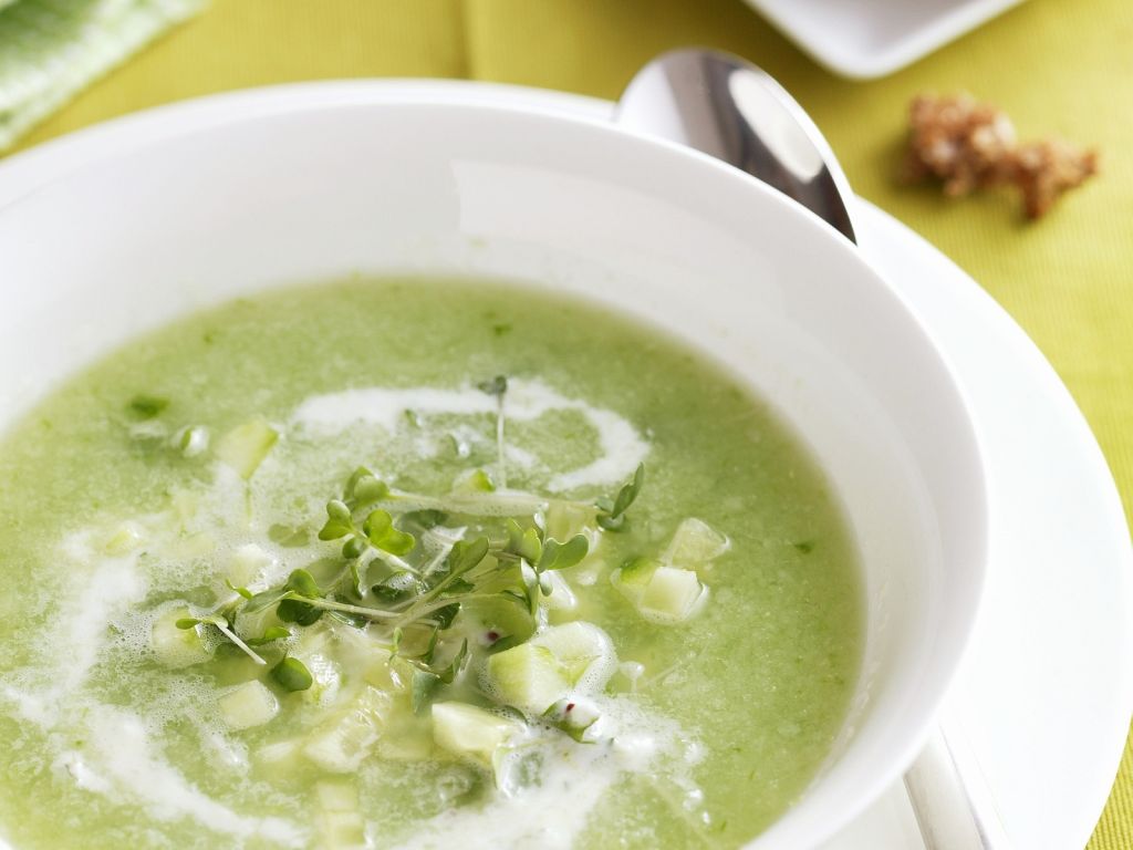 Gurkencremesuppe mit Kresse Rezept | EAT SMARTER
