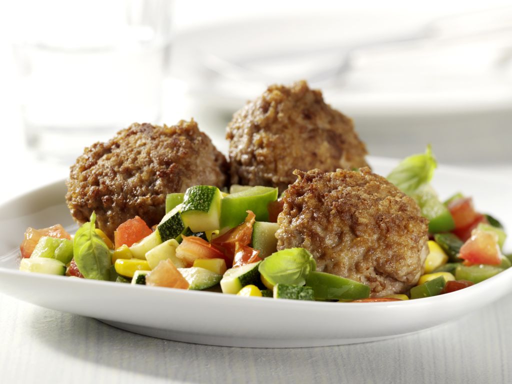 Hackbällchen mit Gemüsesalat Rezept | EAT SMARTER Hackbällchen mit Gemüsesalat Rezept | EAT SMARTER