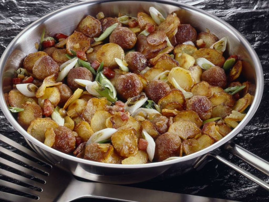 Hackbällchenpfanne mit Kartoffeln, Speck und Lauchzwiebeln Rezept | EAT ...