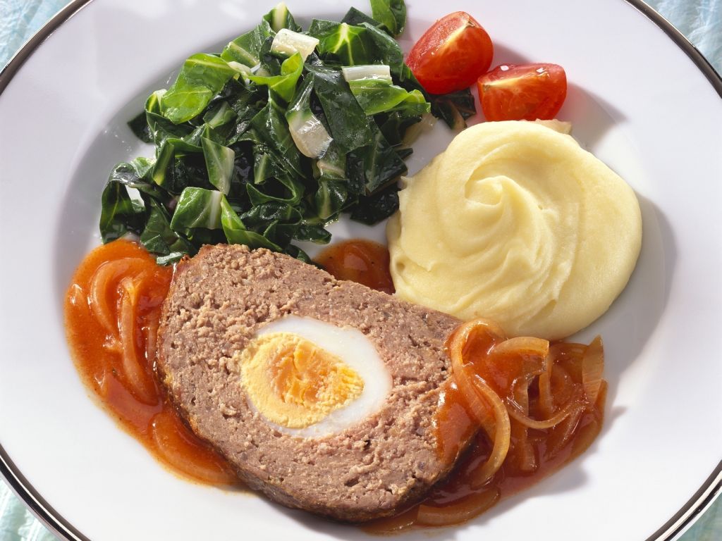 Hackbraten mit Zwiebelsoße, Mangoldgemüse und Kartoffelpüree Rezept EAT SMARTER